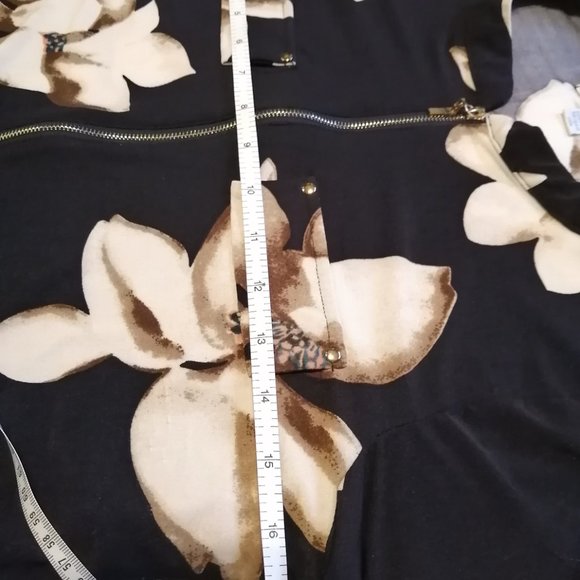 Floral, navy blue and beige zip-up blouse, size medium - Picture 3 of 11